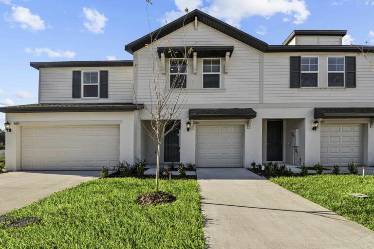 L’Attitude27° Riverview townhome front driveway and lawn