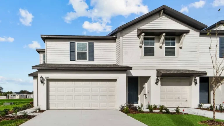 Townhomes with garages in L’Attitude27° Riverview
